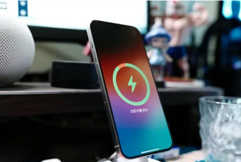 景谷苹果15换屏服务分享用什么充电器给iPhone15充电更好 